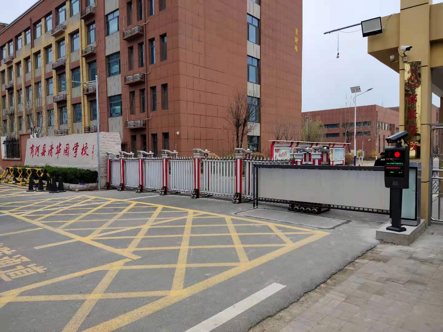 济南直杆道闸、栅栏道闸与电动门 小区起落杆系统选型指南