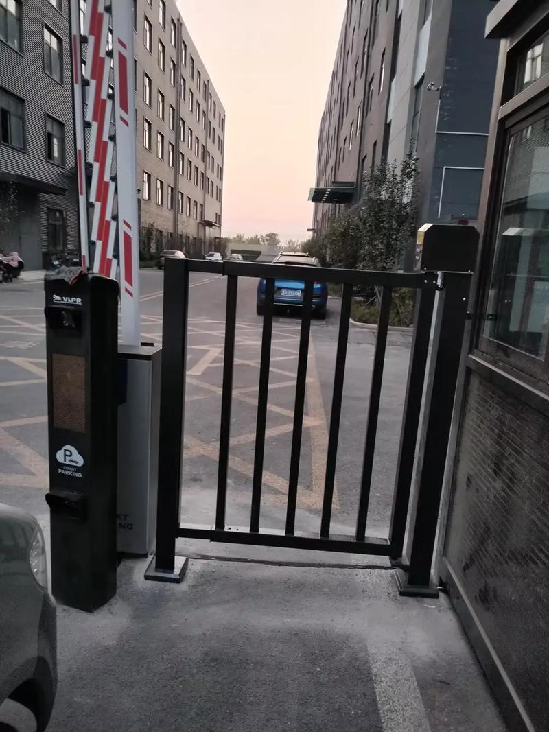 智慧安防再升级 胶州市华谊家具集团成功安装4套道闸小门